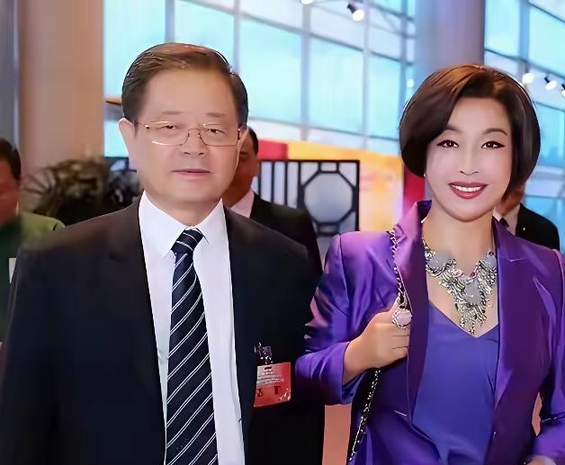 王晓玉从来都不糊涂！刚结婚时他十分偏爱刘晓庆，就连参加公务场合，都要带着妻子一同