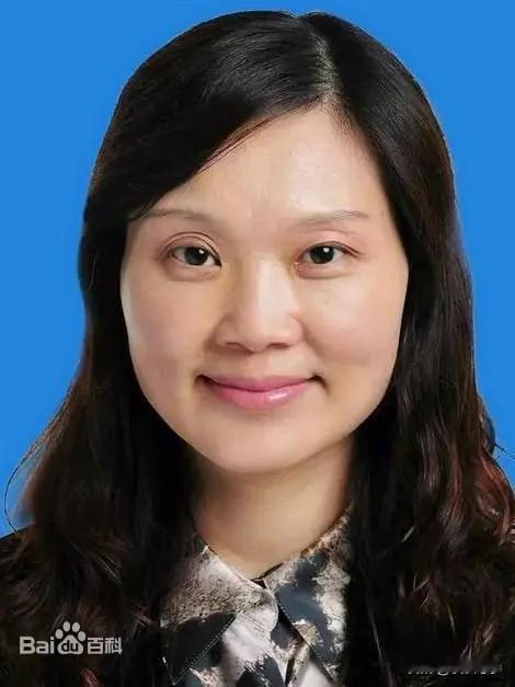 不根治腐败不罢休。田艳，落马前为贵州卫健委副主任，她人如其名，端庄娟秀，一点看不