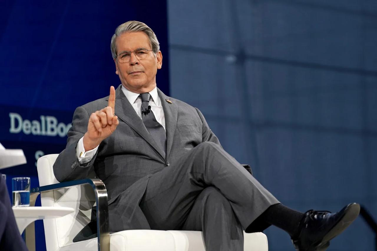 特朗普心腹语出惊人，一句“中国盟友”，把在场的西方人都整不会了！在一场论坛上