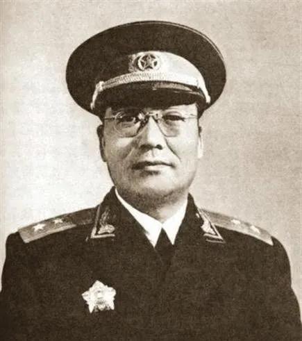 1930年，蒋介石坐专列去前线视察，却被西北军包围，危急时刻，一个团长率部赶来救