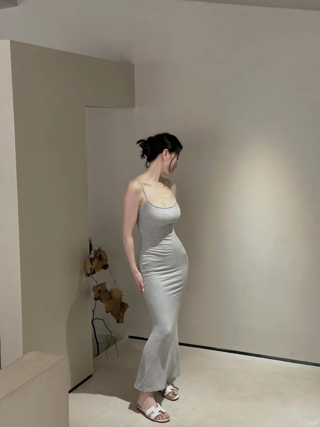 银灰曳地如烟梦，闲倚云榻茗香中。浅灰仙韵照银灰氛围感写真银灰气质写真银釩