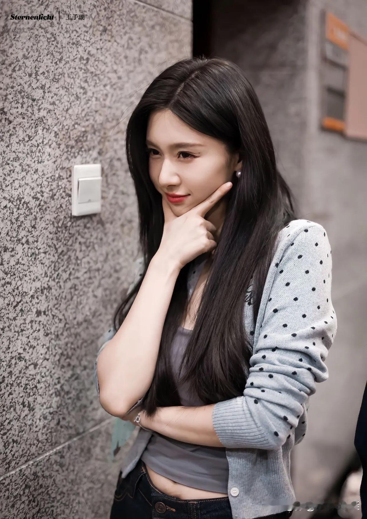 元气少女的沉思瞬间，就像一幅绝美的画卷。想象一下，在微光下，一位美少女微微低头，