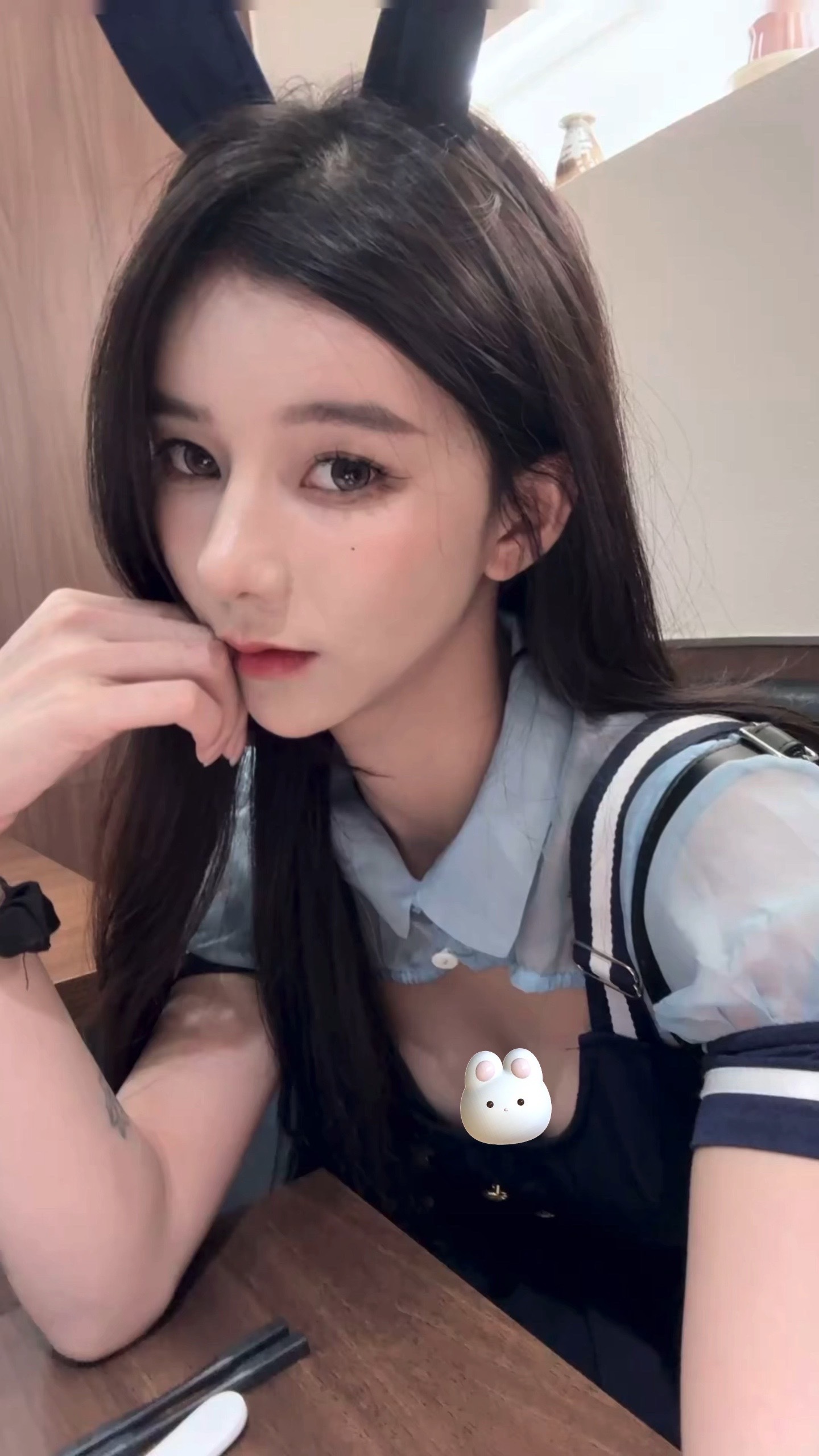 你怎么和谁都聊罚你一个月不许和我说话了​​​