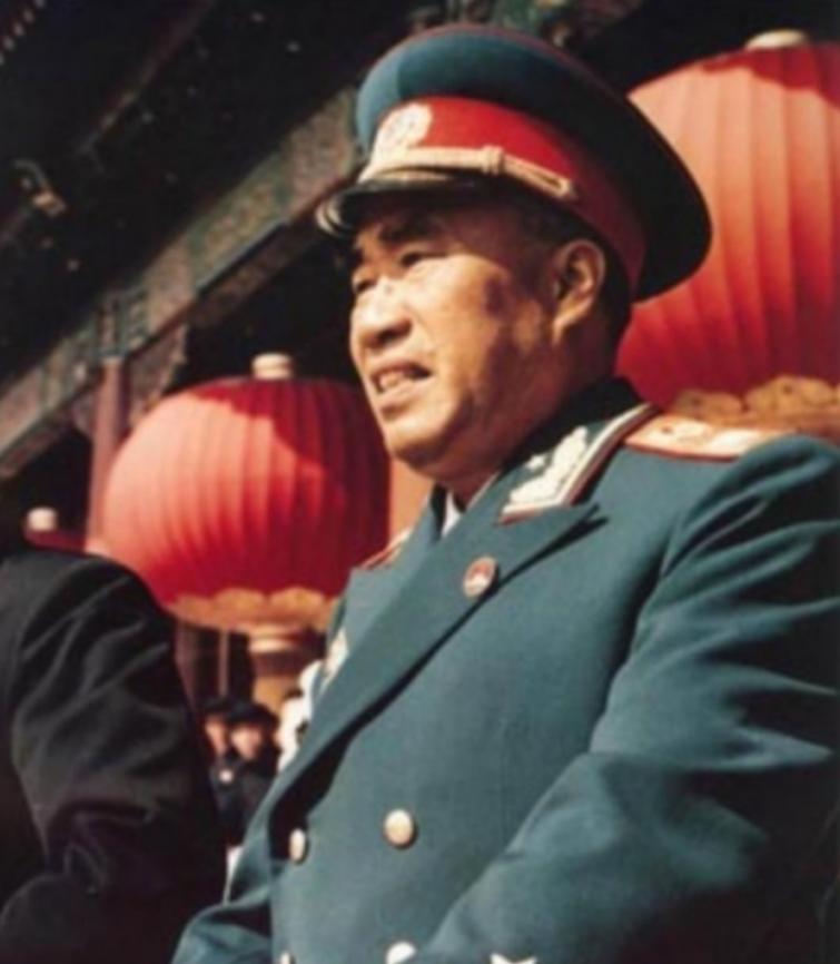 1955年，毛主席为朱老总颁授军衔，朱老总接过元帅命令状时，毛主席调侃：“玉阶兄
