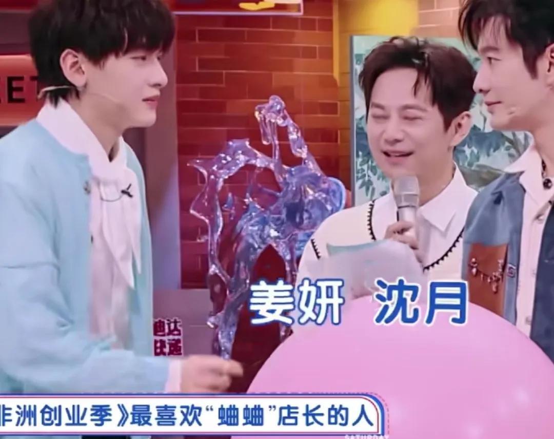 姜妍和沈月成了《中餐厅》最喜欢“蛐蛐店长的人，姜妍听到后不敢抬头，沈月直接不敢相