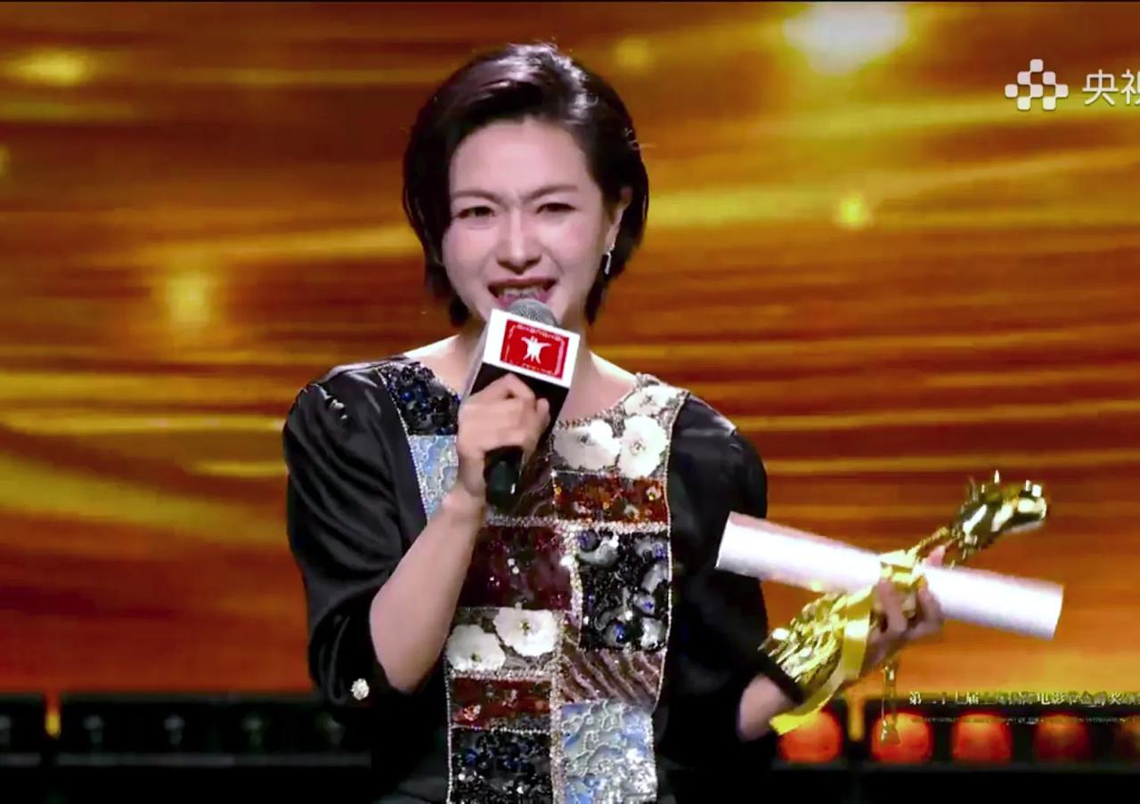 原来长夜将尽后面，真的是黎明破晓……万茜一句话，引发台下观众热掌，也让自己激动得