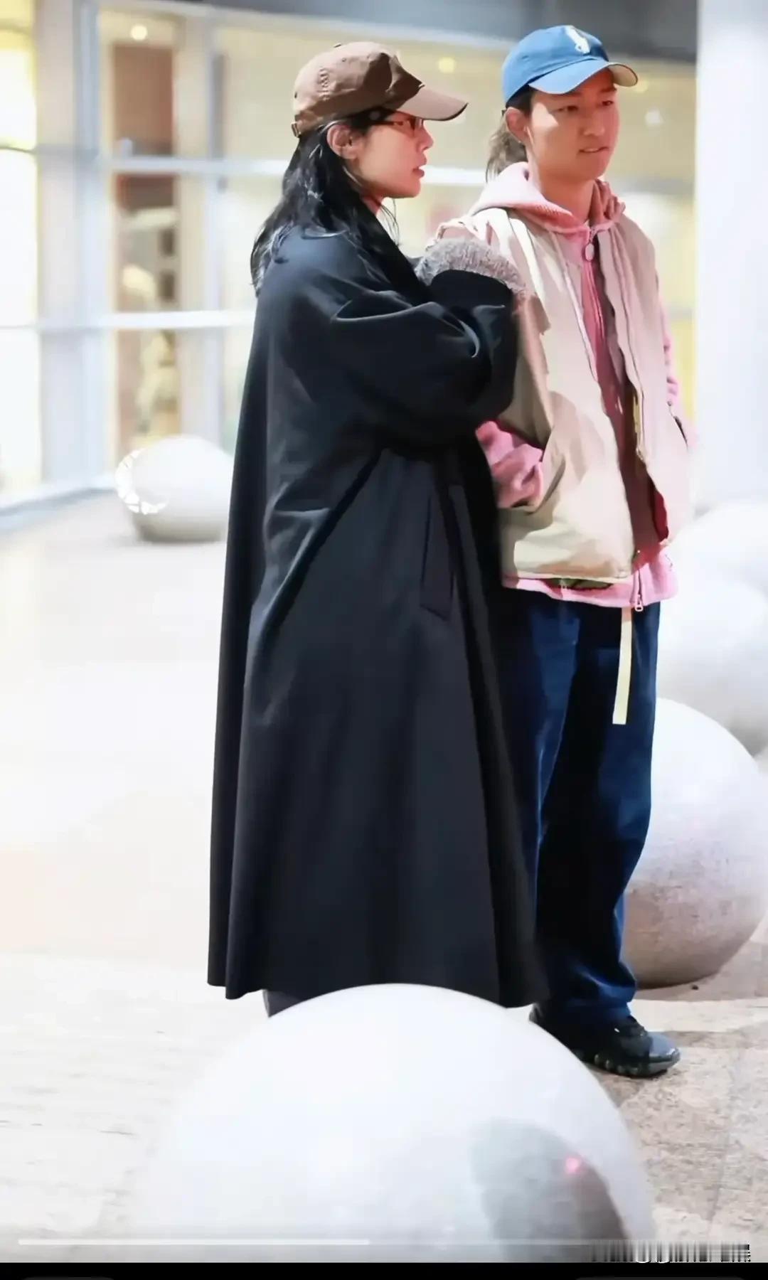 白百何带大儿子在机场别说元宝跟爸爸长的真是太像了，父子五官普通复制粘贴虽然已