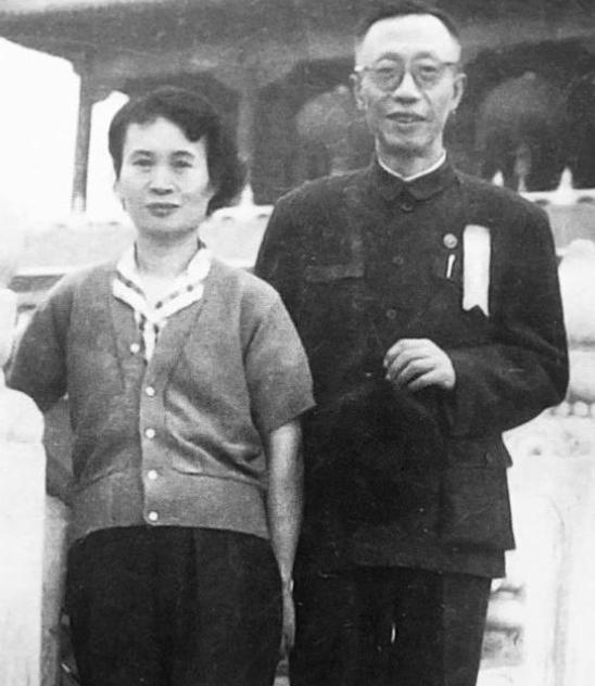 1962年，56岁溥仪迎娶38岁女护士李淑贤，新婚之夜溥仪开着100瓦的灯泡，接