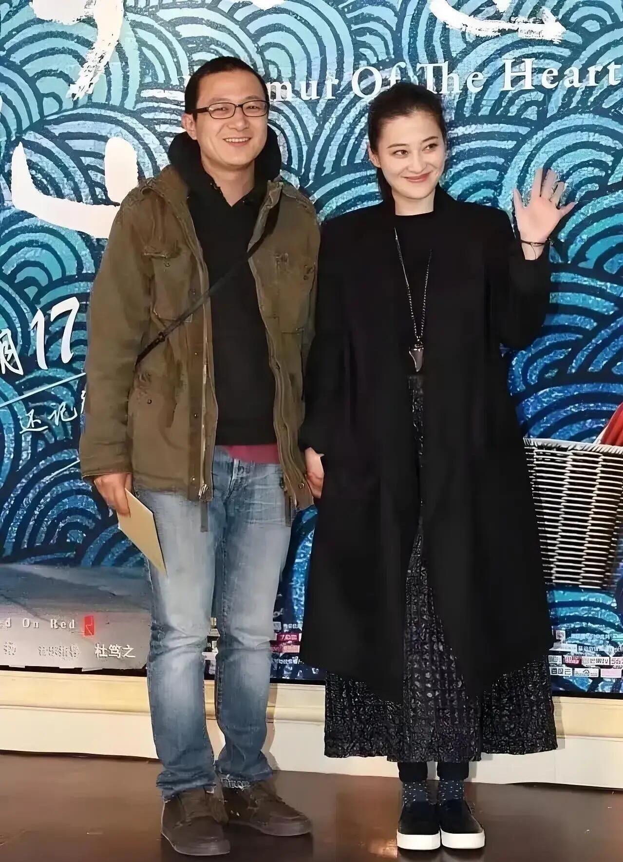 梅婷从年轻到现在都不是美女级别的，但她气质出众，一出现就吸引无数目光，和老公站在