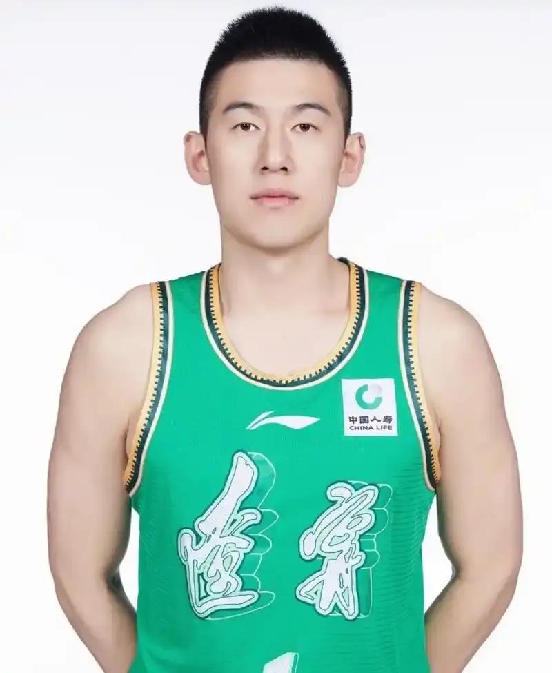 辽宁男篮到底应不应该顶薪续约付豪？辽宁球迷的看法各不相同，有球迷认为付豪应该降薪
