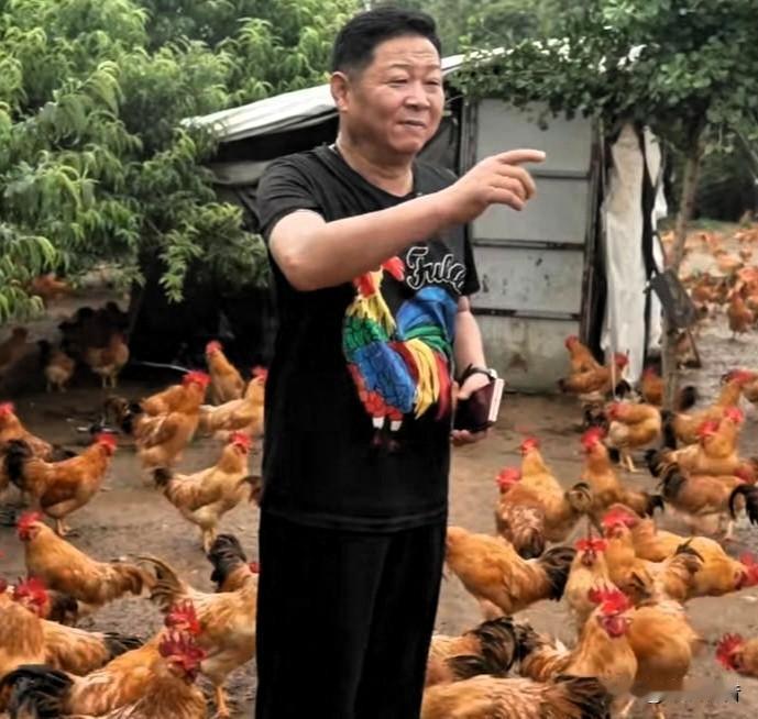 你知道这人是谁吗？这就是传说中的小太监“三德子”，不演戏了，改行当上了“鸡”老板