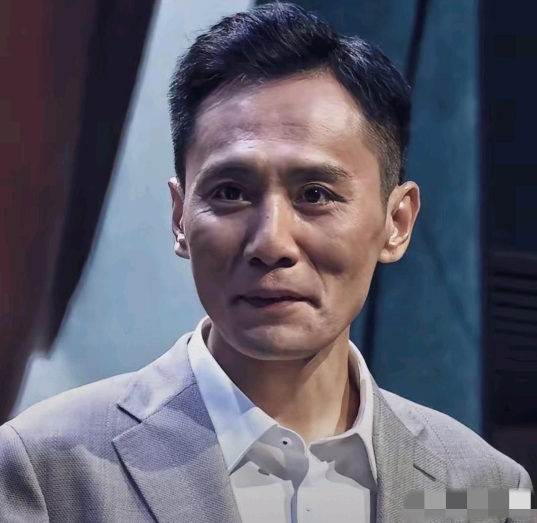 感觉刘烨突然就变老了：虽然发型拉风，浓眉大眼，目光沉和，清瘦挺拔，但脸长颧高，发