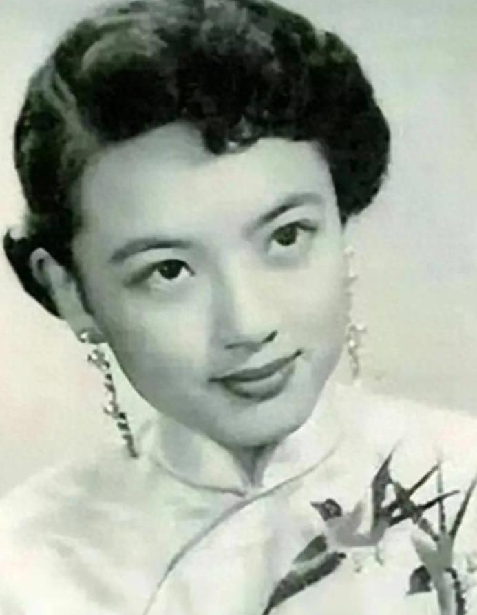 一天，27岁的司令员叶飞正要沉沉入睡，突然，警卫员闯入，拉着一个身材曼妙的女子，