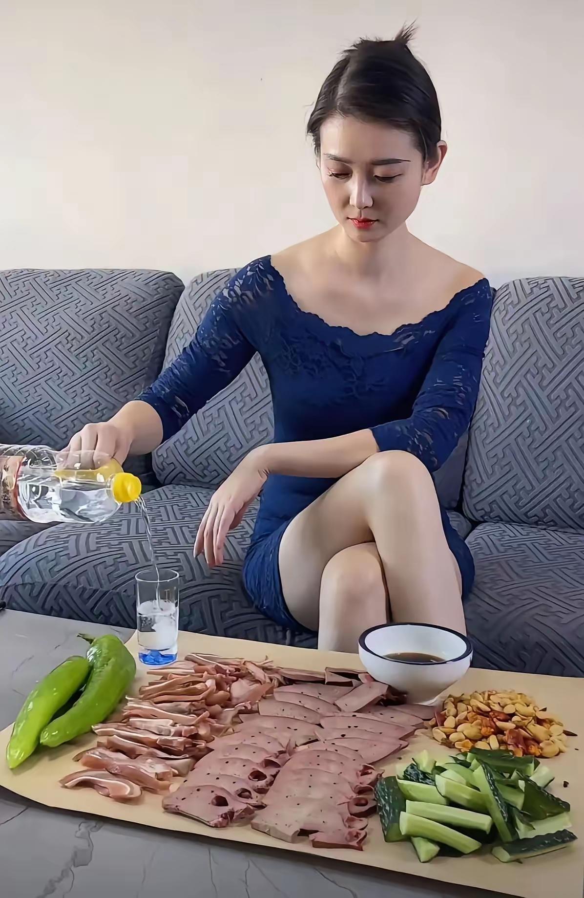 大家觉得这局如何？她们说这桌下酒菜差点意思啊，属于“肝局”，正经下酒硬菜得是“一