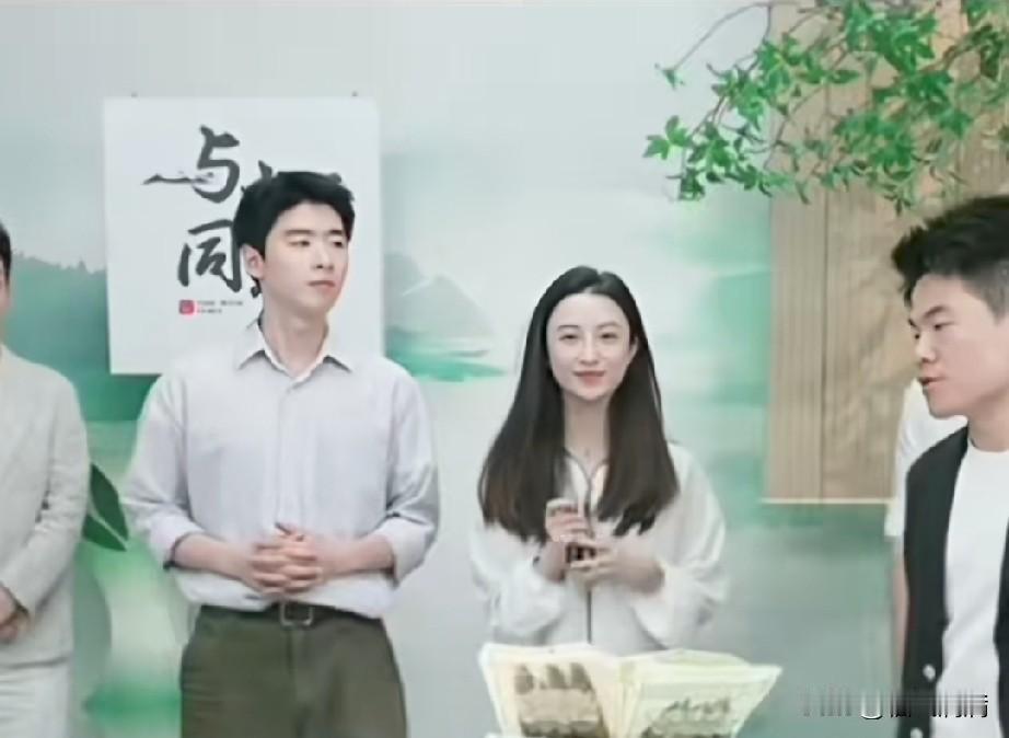 董宇辉旗下的新主播泓廷，最近凭“一本正经讲热梗”出圈了。卖保鲜袋时弹幕问他“