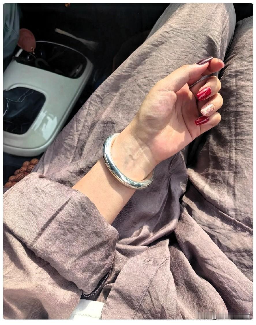 12月31日，难怪都在买银镯子！不是因为银价低，而是因为这戴起来真的有气质