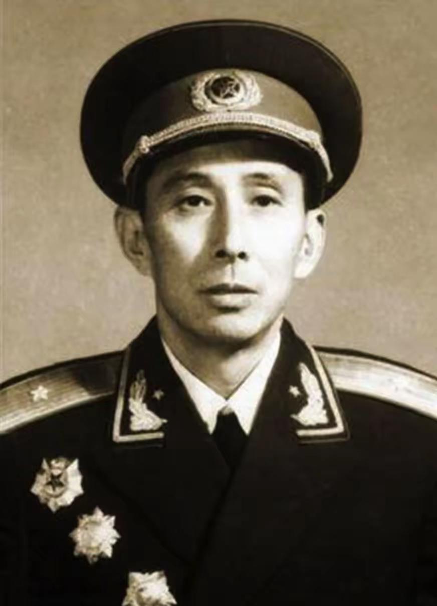 1941年，一个特务乔装打扮来到村里，问小孩：“这里有多少八路呀？”小孩回答：“