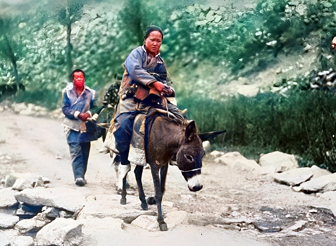 民国，小脚妇女与丈夫、孩子一起回娘家。这名小脚女孩看起来五六十岁，但实际上她还不