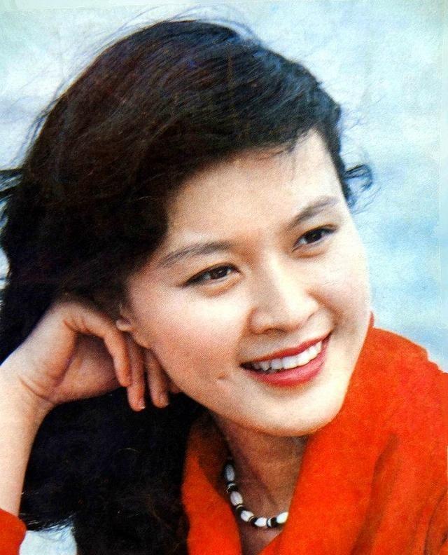 1994年方舒遭遇惨烈车祸断了七根肋骨。比她小十岁的屠洪刚砸锅卖铁借钱买下夏利车