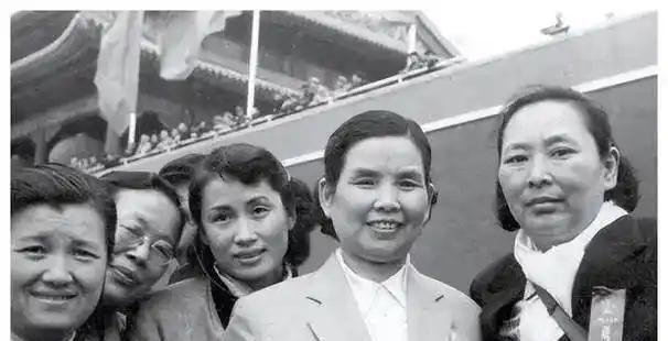 1953年，毛主席见到曾经的黄埔校花，责怪道：你怎么不来看我？曾宪植，一个名