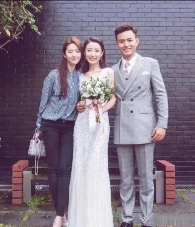 刘亦菲真是低调，完全没抢风头，就像个背景板