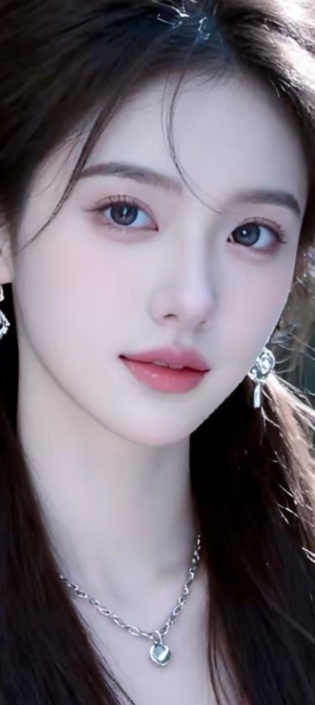 甜美少女风，精致妆容，闪耀耳环，清新自然。