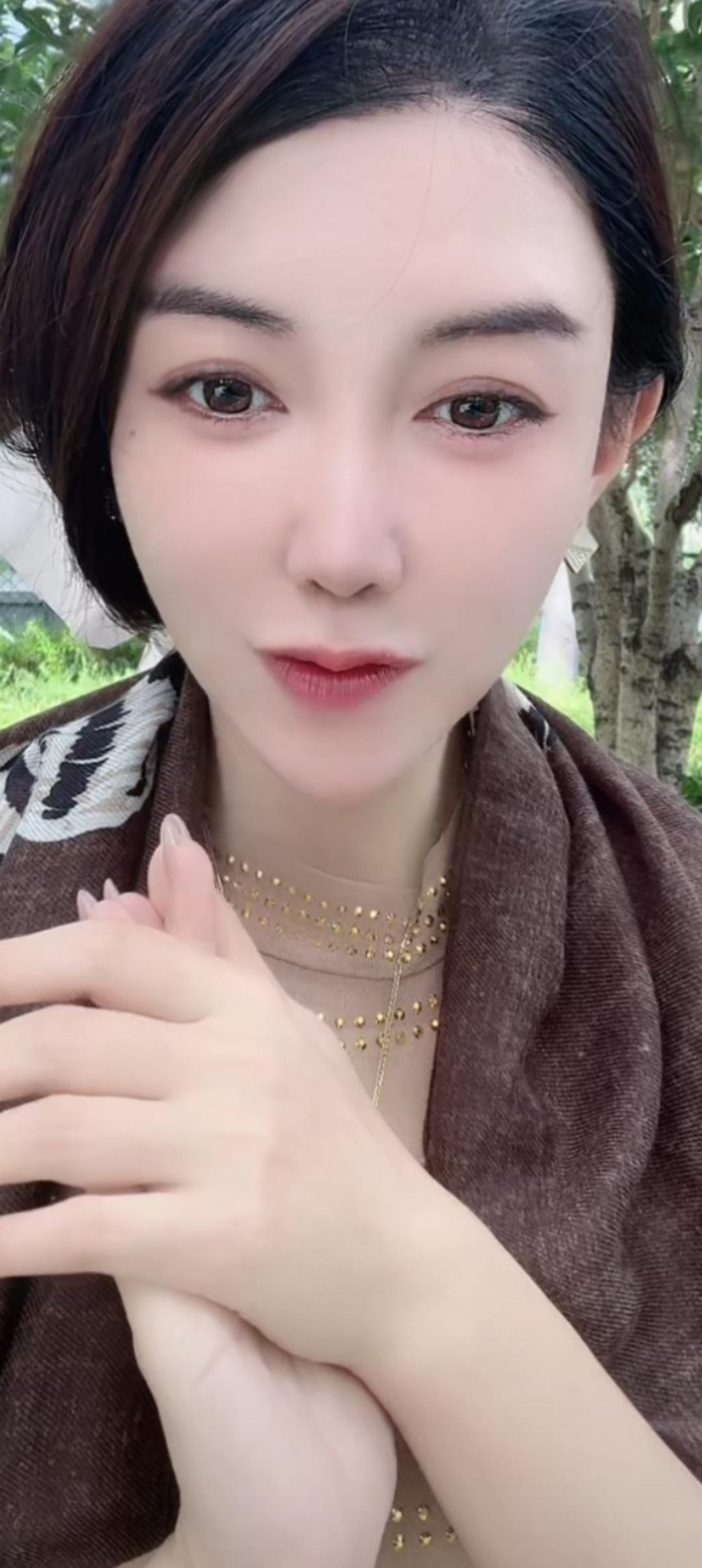 这位美女在公园里自拍呢。