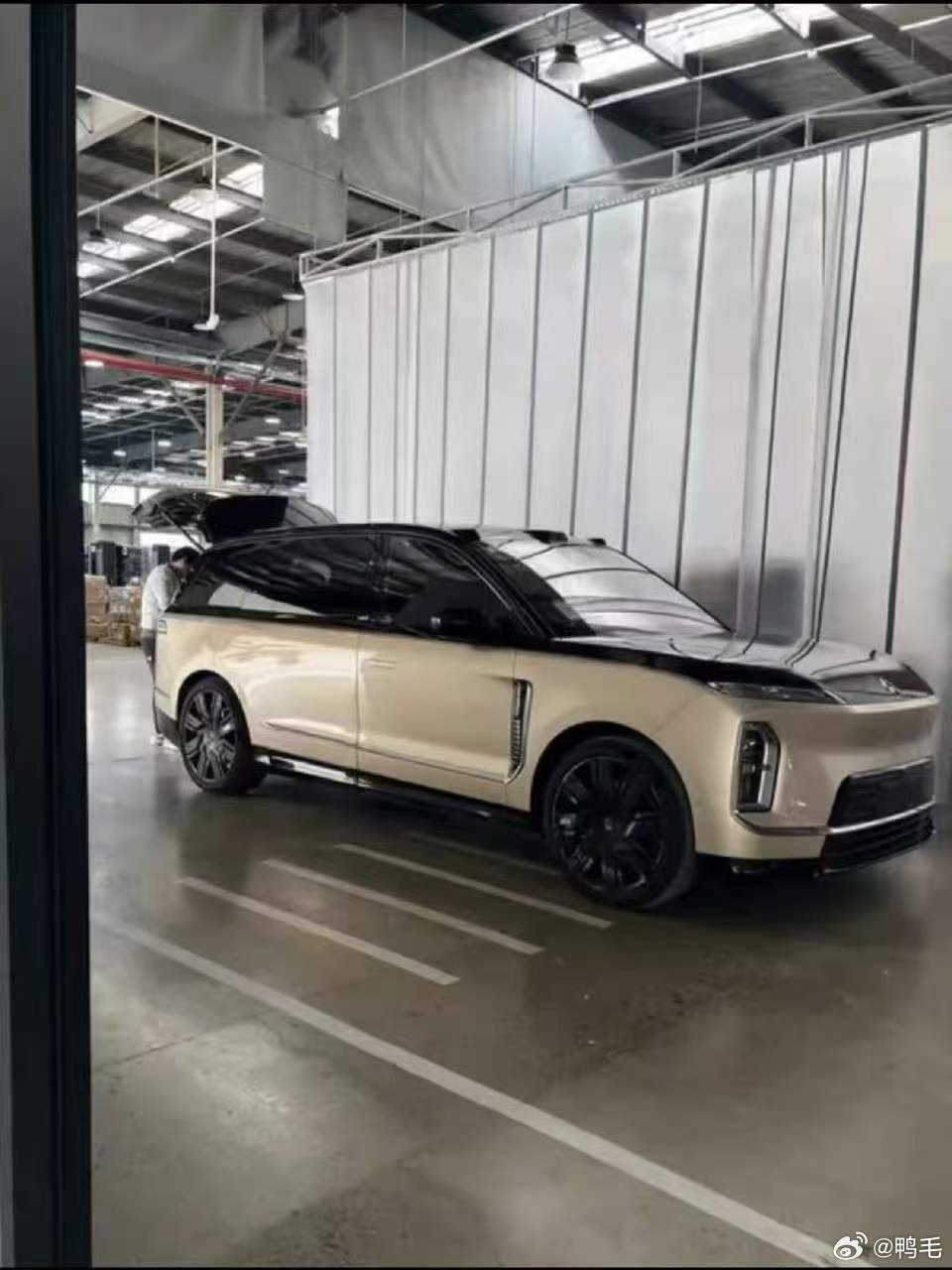 蔚来ES9疑似又爆光了一张实拍图。你们觉得好看吗？