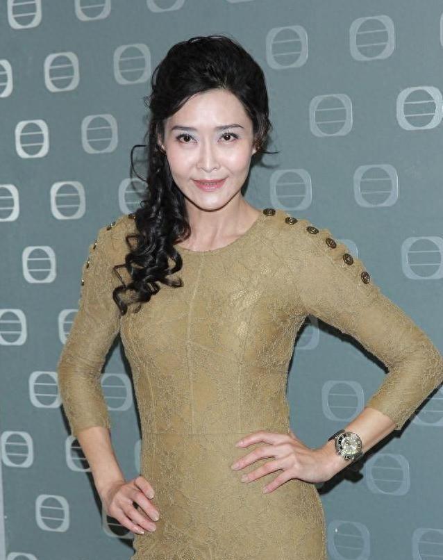 57岁叶玉卿身材绝了！紧身裙搭短靴超惊艳，时尚无界年龄成浮云，灰棕丝袜有亮点