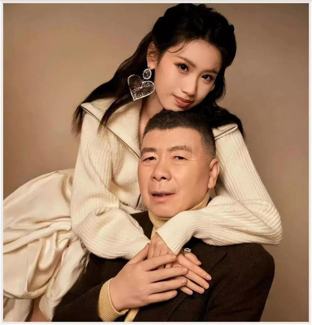 冯小刚女儿徐朵整容成功，这次在芭莎红毯上简直惊艳全场，直接美上热搜第一。想当年，