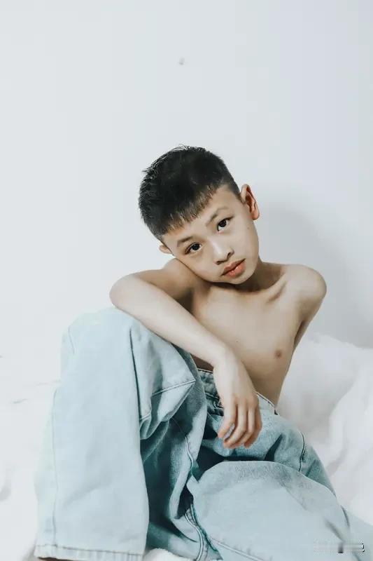 单位新来了个小帅哥，邻桌大姐十分热情，动不动就往帅哥身旁凑，还时不时拍拍帅哥的肩