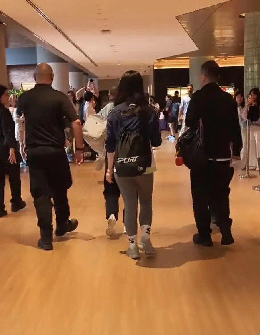 莎莎在新加坡完成了上午训练任务，回酒店，旁边陪着的是马琳和医生姐姐。