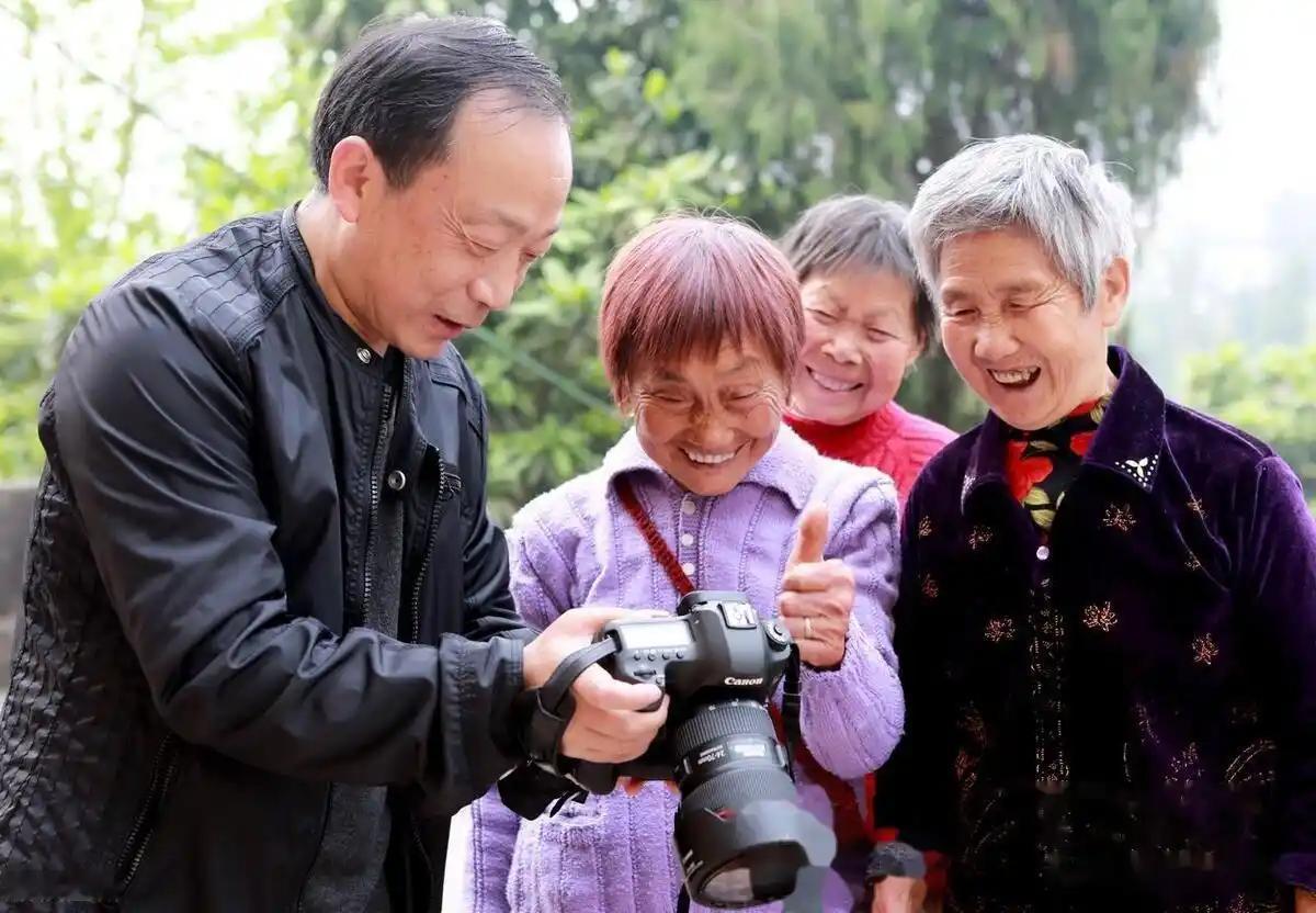 一般摄影爱好者需要的镜头，以比较经济实惠来说，分别是普通镜头、短焦、长焦镜头这三