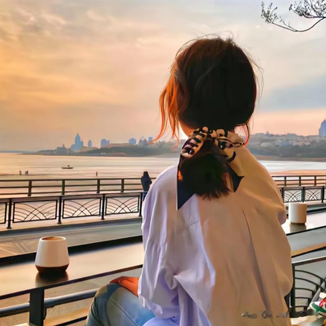 女人一旦沉默了那么这段感情也就随之消失了不是她不爱了，或许是她太累了