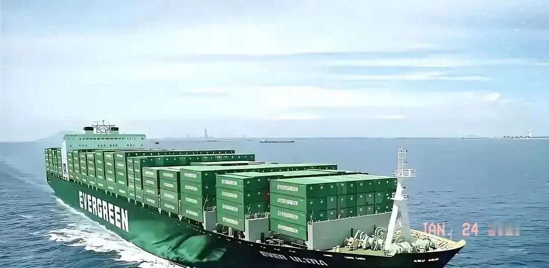 那条船终于要到了。所有人都在等，等一个表态。可船上的人哪顾得上这个？舰长正盯着