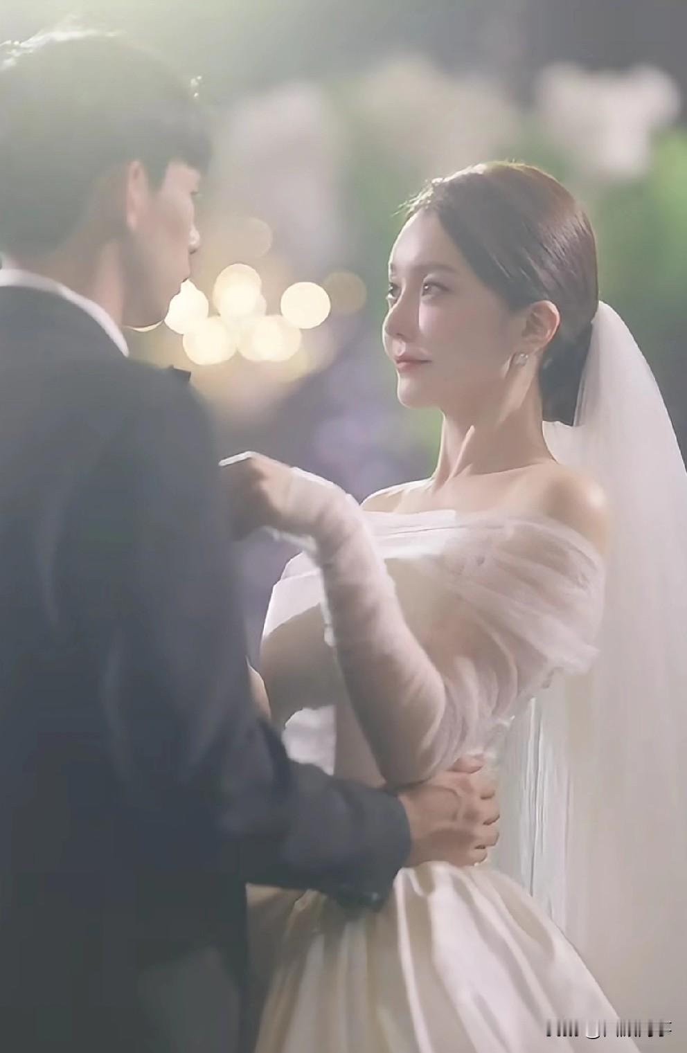   一哥评价T佑这次婚礼办的低调，不以盈利为目的纯粹分享幸福。