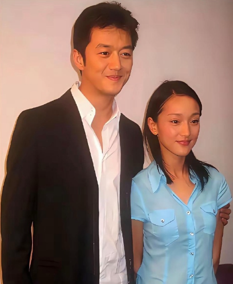 年轻时的李亚鹏竟然都能把周迅掰直，而现在这样的李亚鹏苍老的我都看不上，李亚鹏的花