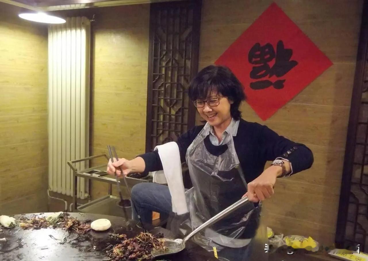 被70多岁的朱琳狠狠惊艳了，她素颜都这么美，那化了妆岂不是比刘亦菲都要漂亮。看她