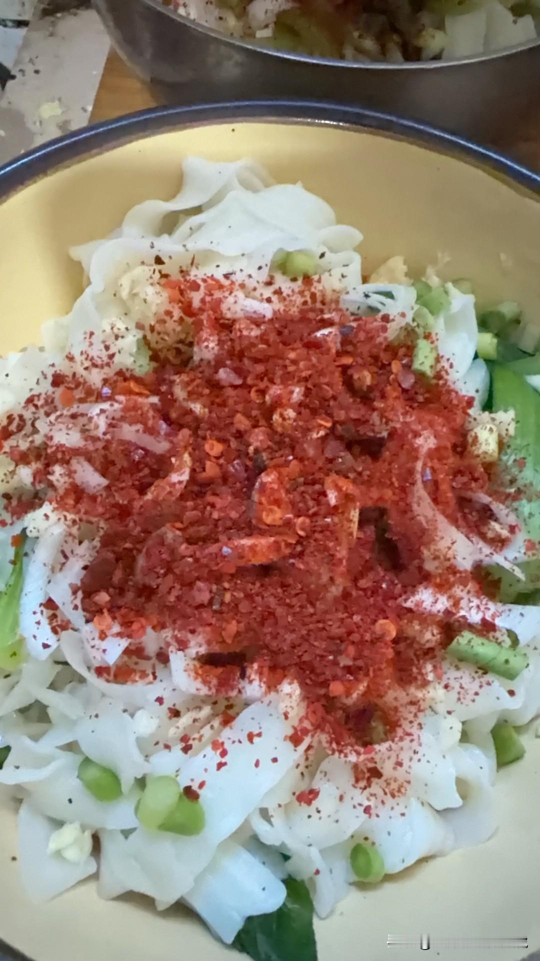 每天因为中午做饭而发愁。算了，简单一点，做个油泼面吧。买了3块钱的面条，买了