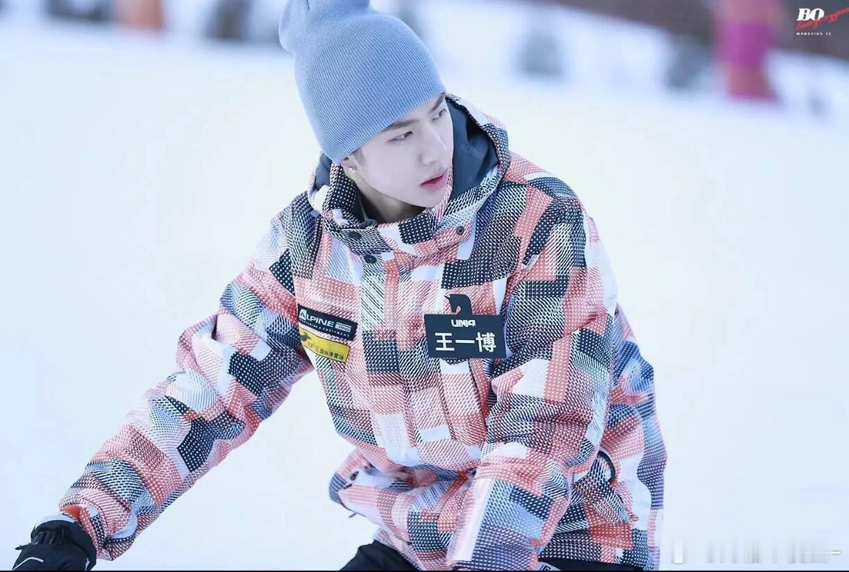 17岁的王一博第一次学滑雪啊啊啊啊还是个未成年的宝宝🥺🤏🏻​​​