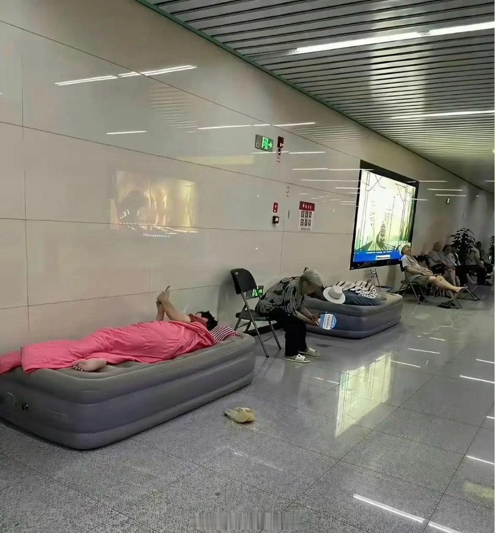 地铁站这样子蹭空调是不是太过份了？