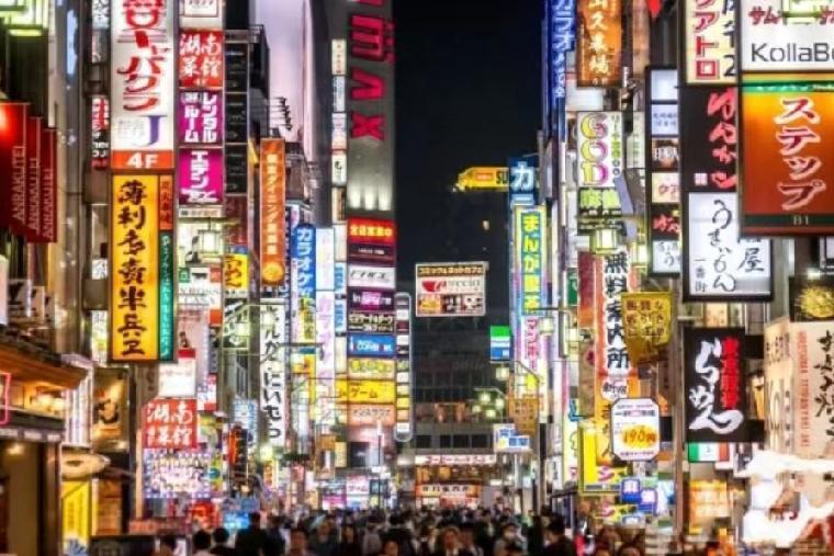 有网友反应，官方提醒赴日安全风险后，携程、飞猪等平台仍在首页力推赴日旅行团，对警