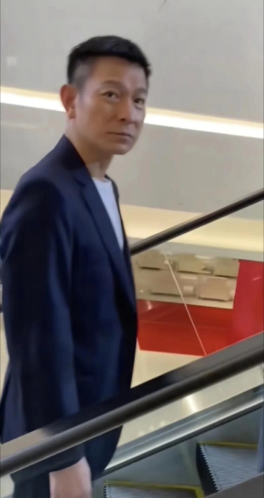 现实中的刘德华，气场真的很强。这么看着你，就会有种压迫感。