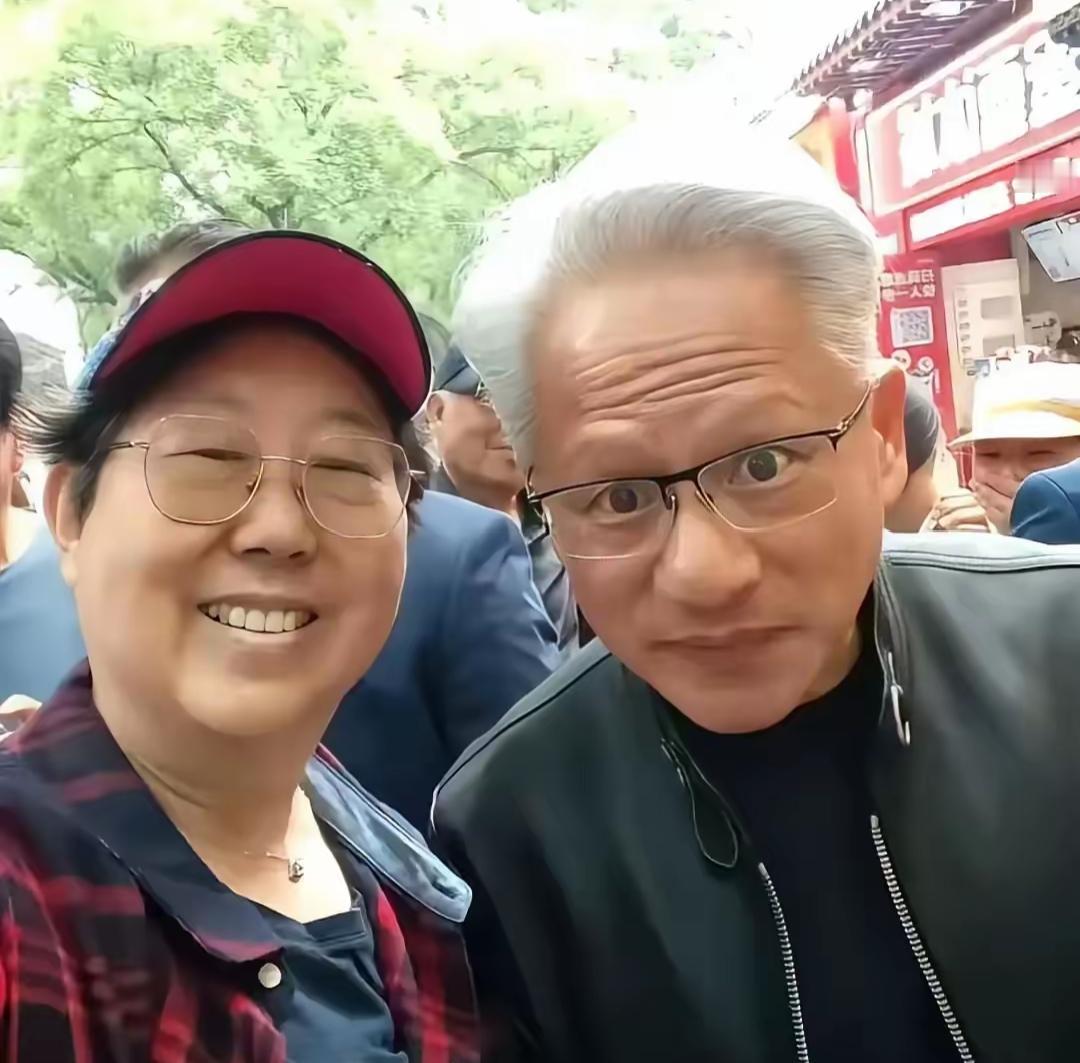 黄仁勋在北京街头随手送出一个装着600块的红包，落到一位陌生姑娘手里，转头就有人