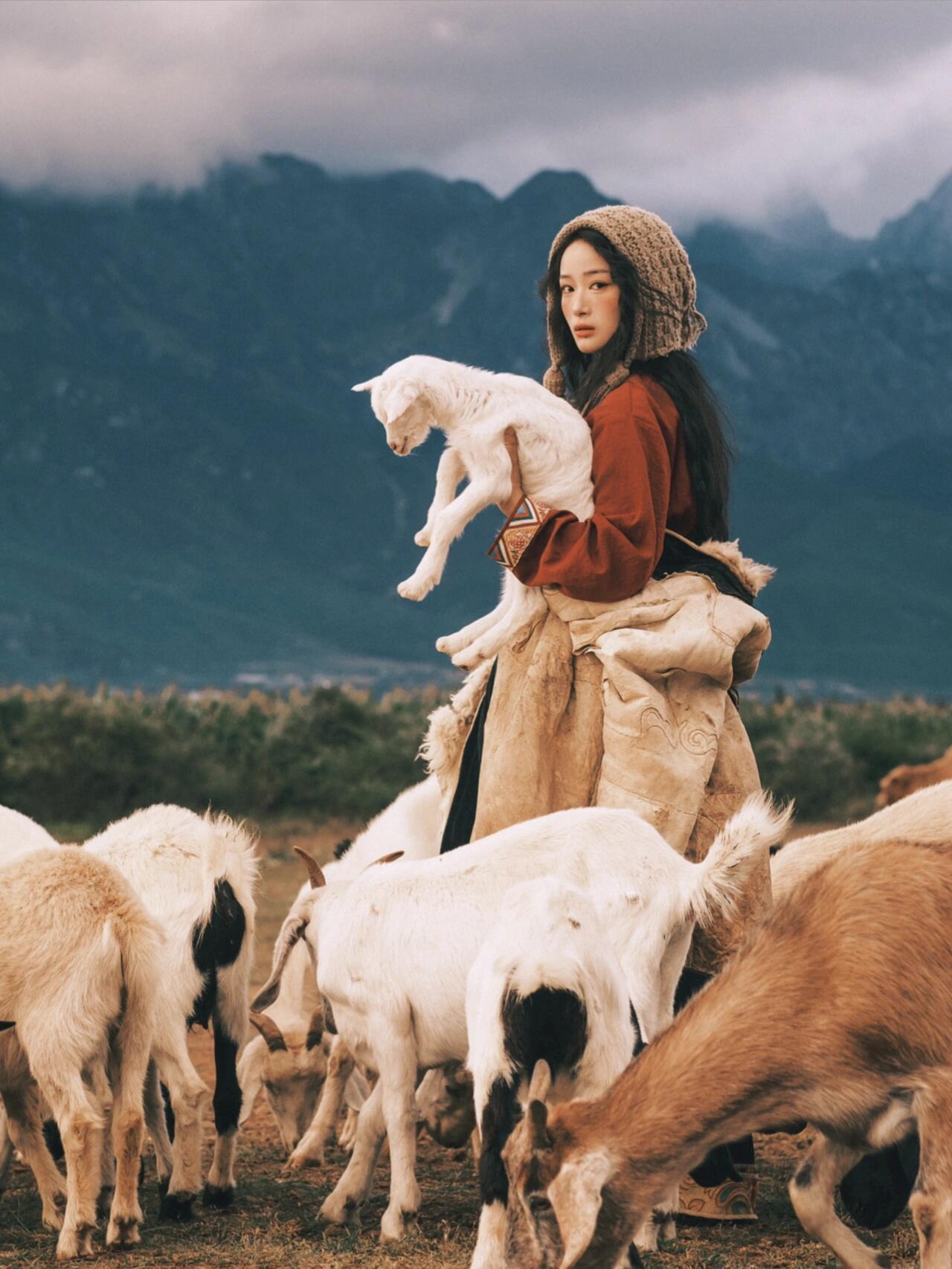 民族风格的主题人像，服饰道具和场景占很重要的一部分，包括模特粗粝的妆面，都有要求