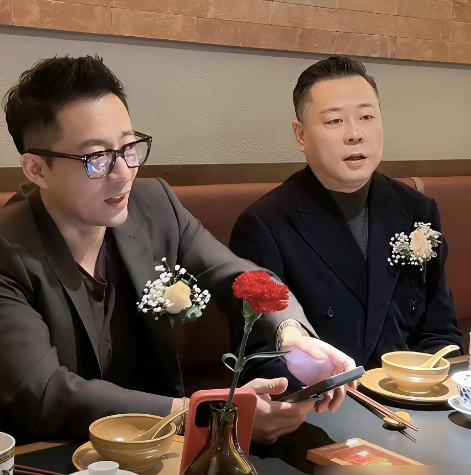 汪小菲瘦脱相了，眼球凸得像金鱼。这不是减肥成功，是甲亢复发加上生意快崩了。他