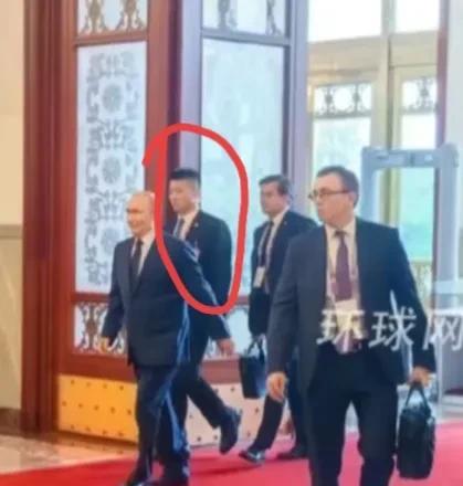 不知图中画圈的这位汉子是不是李旭。据说此人功夫了得，可以轻松拿捏30个身高不足