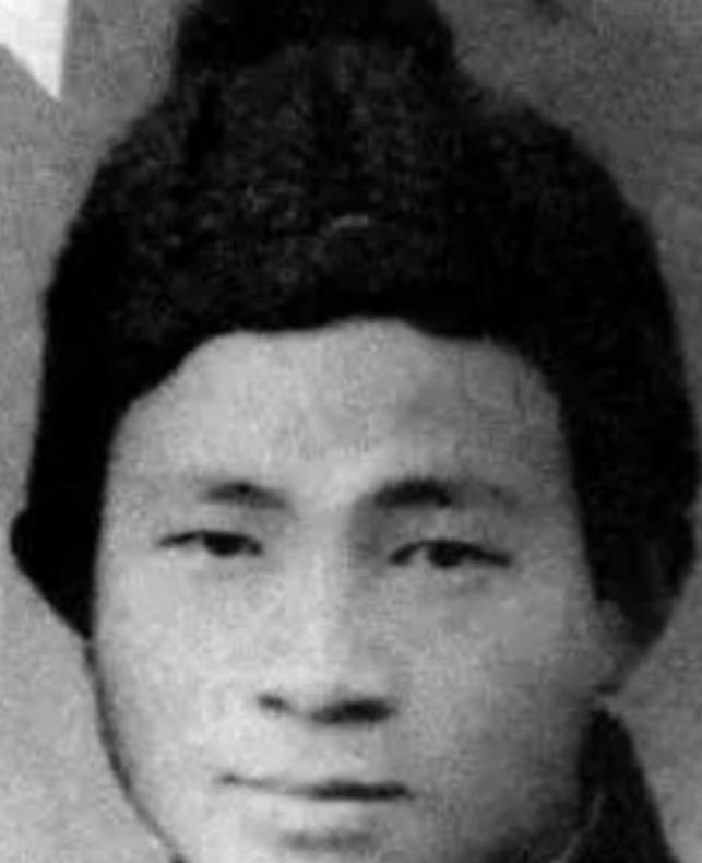 1941年，一名15岁的男孩在上厕所时，发现墙缝里似乎藏着什么东西，他用手把泥巴