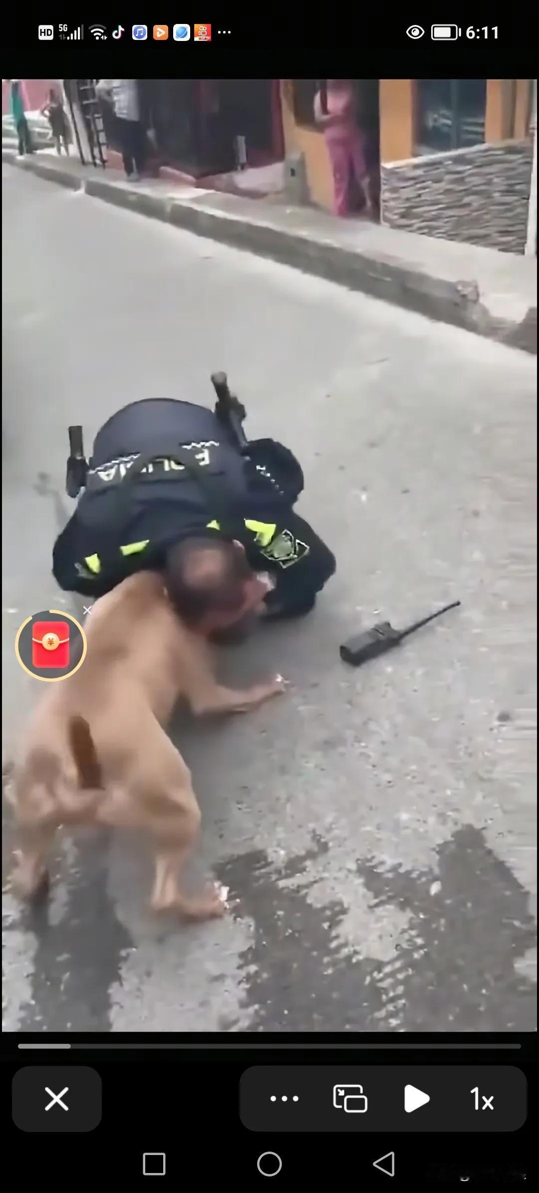 在国外，有两只比特犬疯狂地撕咬一名警察，那警察连掏枪的机会都没有，就和比特犬厮打