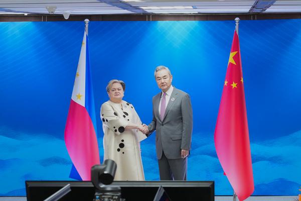 7月22号，中国外交部长王毅在马尼拉和菲律宾外交部长拉扎罗进行了沟通交流。就周边